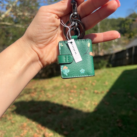 Green Floral Keychain Wallet - Picture 2 of 5